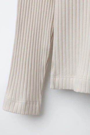 Футболка в рубчик с воротником-стойкой- Заказать в России