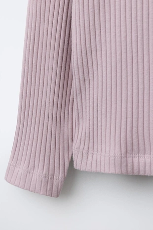 Футболка в рубчик с воротником-стойкой