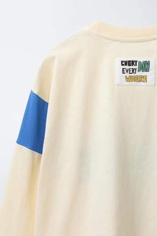 Футболка с волнистым текстовым принтом- Заказать в России