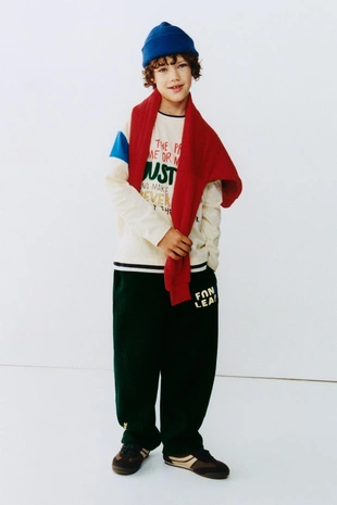 Футболка с волнистым текстовым принтом- Заказать в России