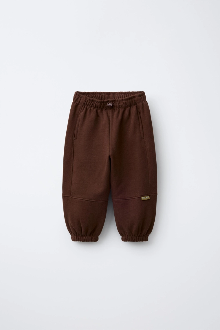 Мягкие джоггеры с этикеткой