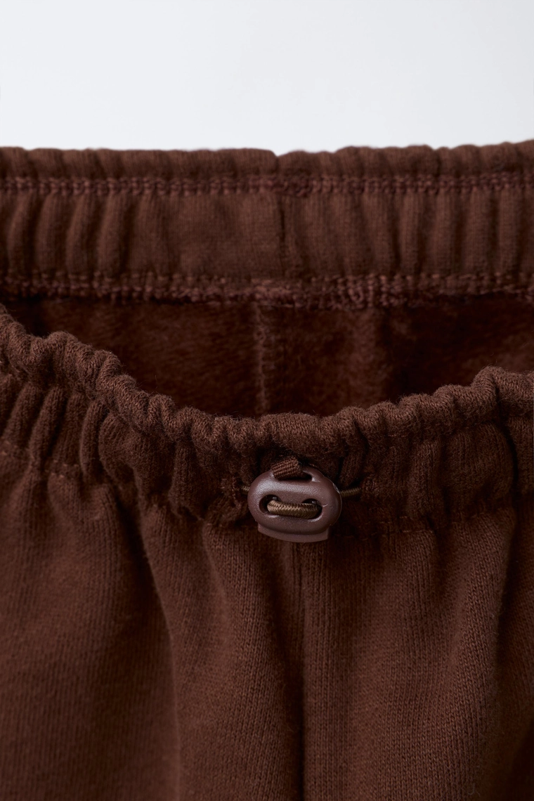 Мягкие джоггеры с этикеткой