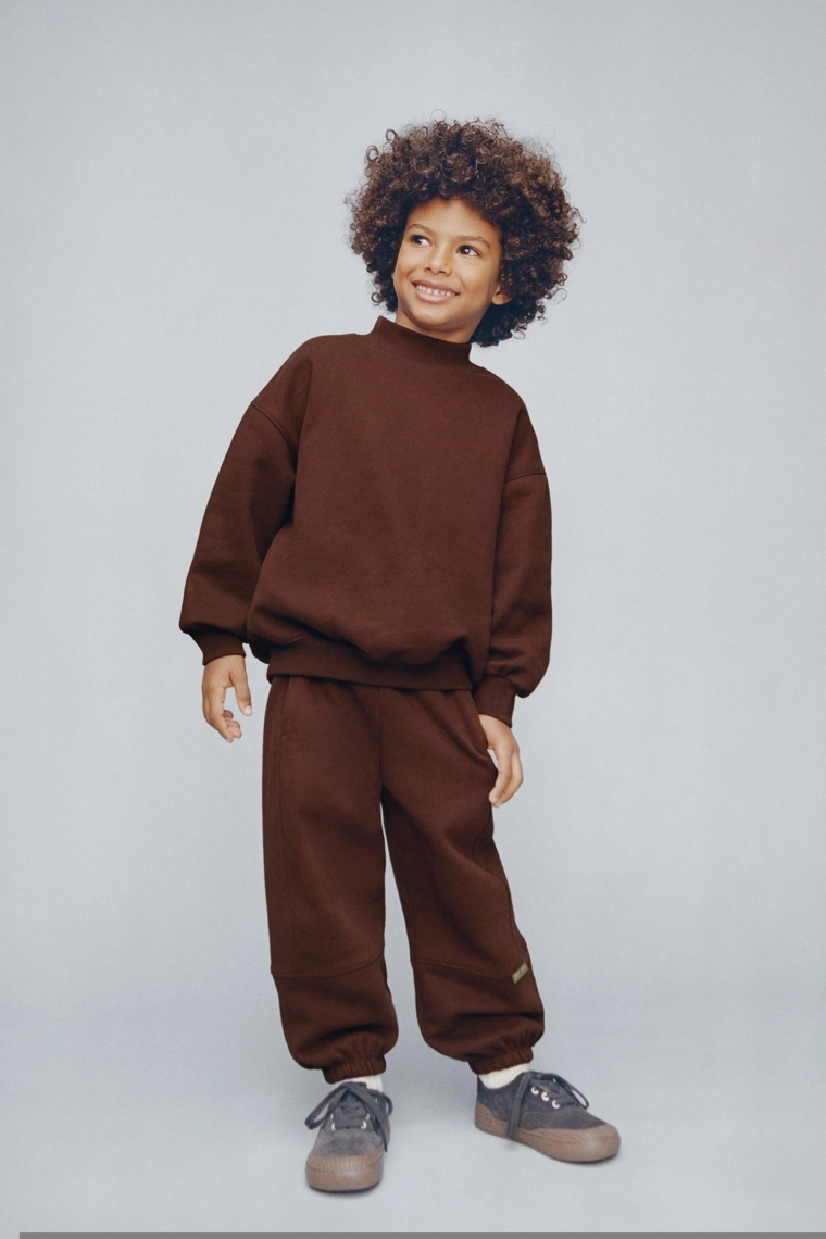 Мягкие джоггеры с этикеткой