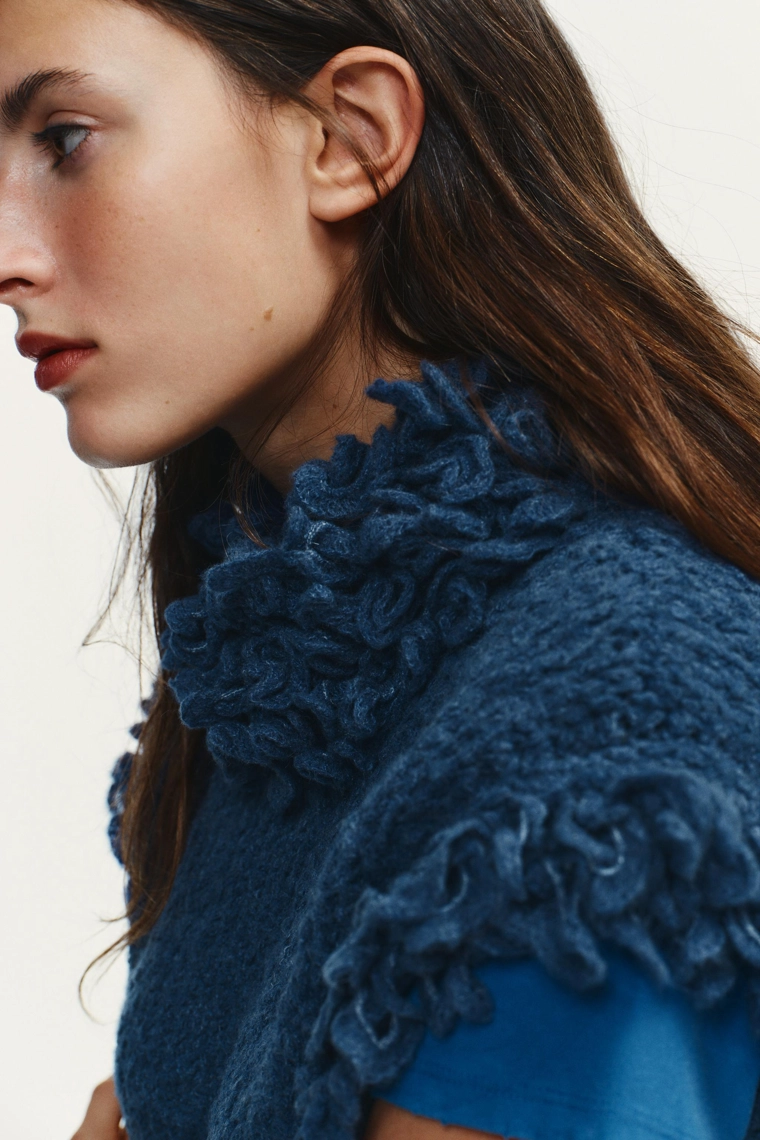 Жилет-жемпер с окантовкой из бахромы