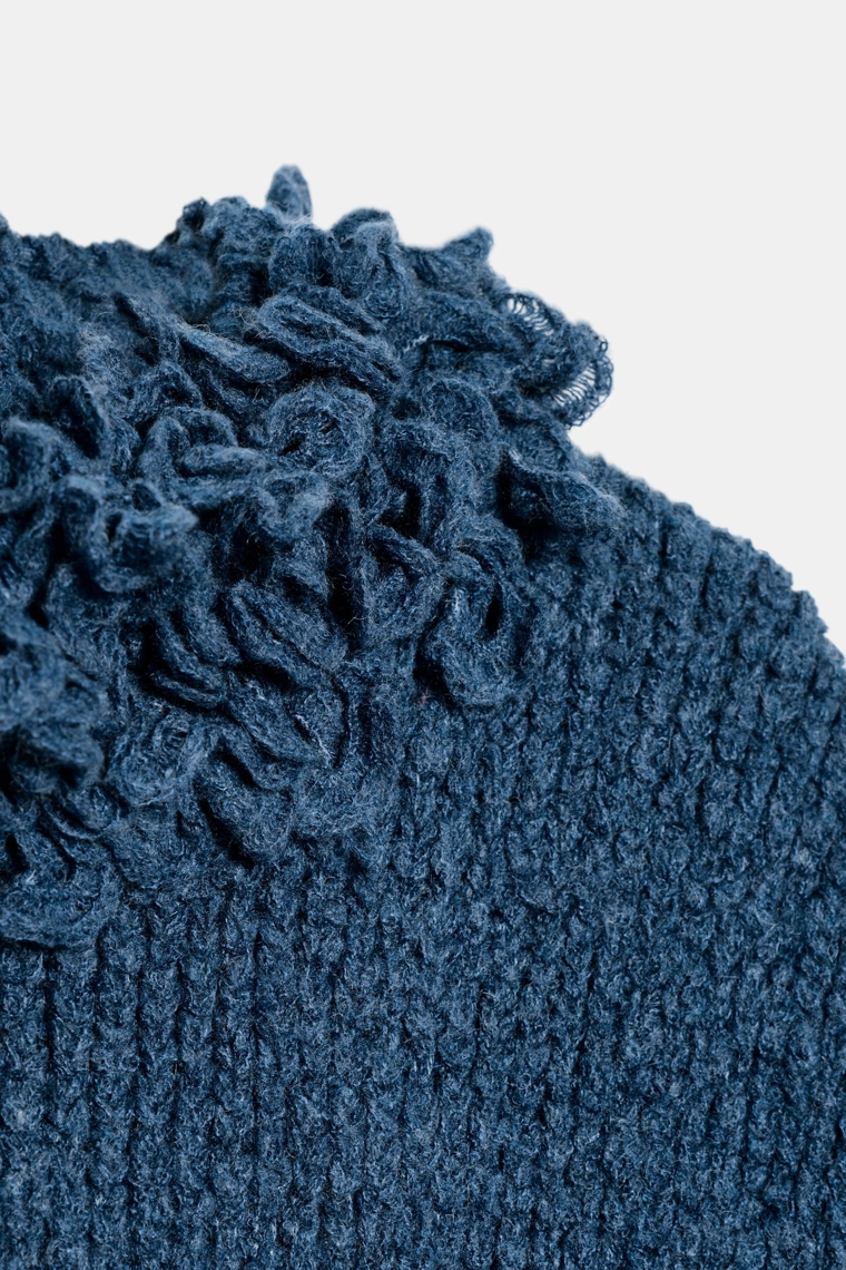 Жилет-жемпер с окантовкой из бахромы