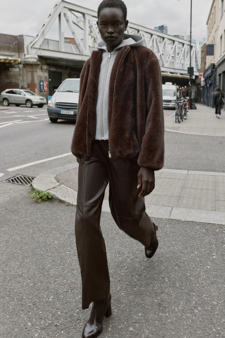 Бомбер с контрастным капюшоном из искусственного меха