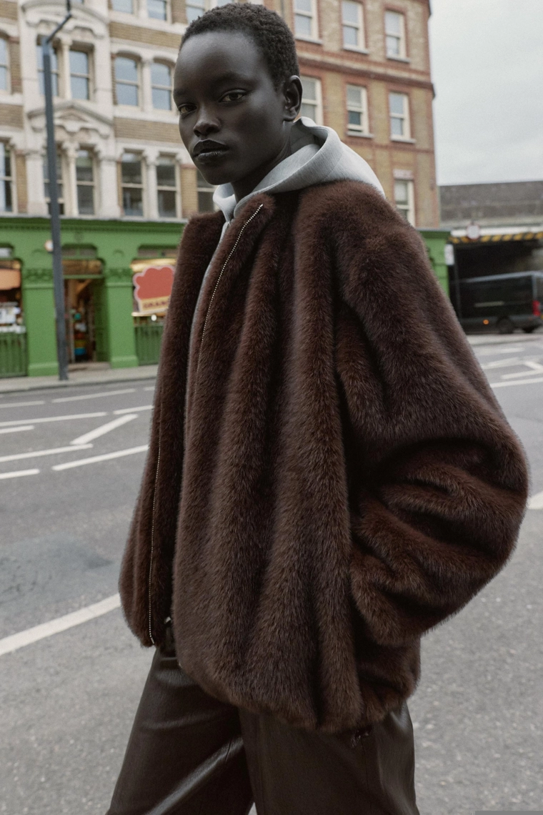 Бомбер с контрастным капюшоном из искусственного меха