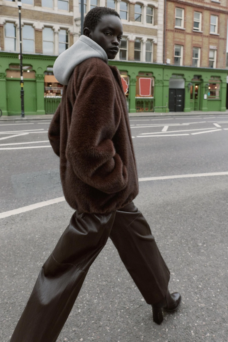 Бомбер с контрастным капюшоном из искусственного меха