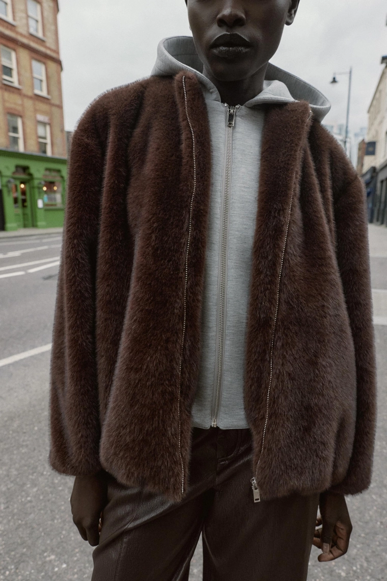 Бомбер с контрастным капюшоном из искусственного меха