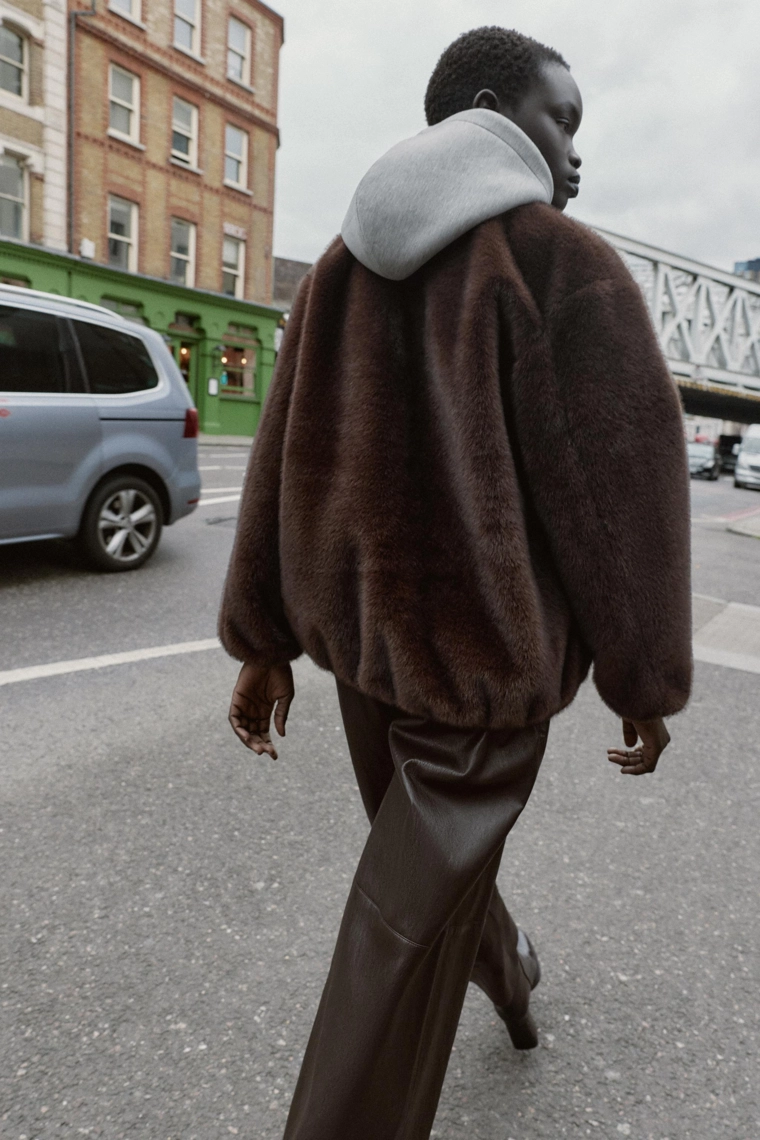 Бомбер с контрастным капюшоном из искусственного меха