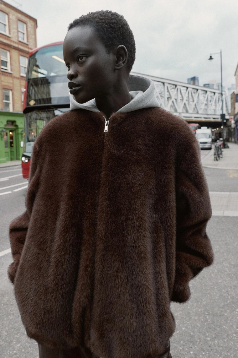 Бомбер с контрастным капюшоном из искусственного меха