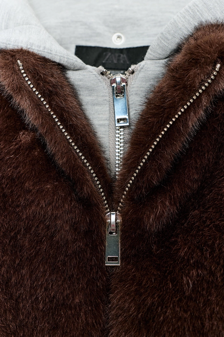 Бомбер с контрастным капюшоном из искусственного меха