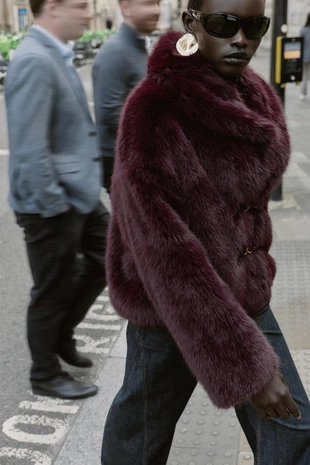 Куртка из искусственного меха с застежками-тоггл- Заказать в России