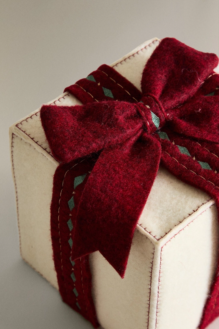 Большой рождественский подарок со встроенным светом