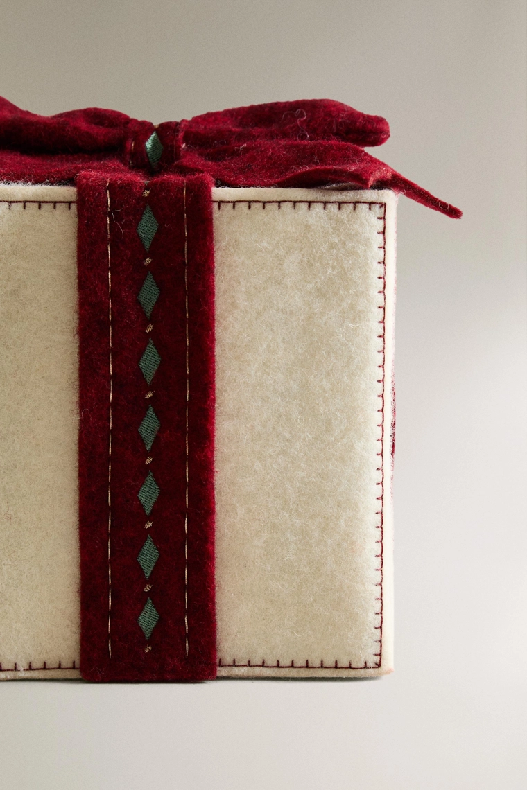 Большой рождественский подарок со встроенным светом