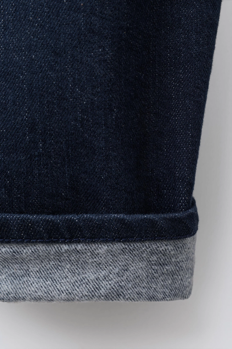 Джинсы с карманными клапанами