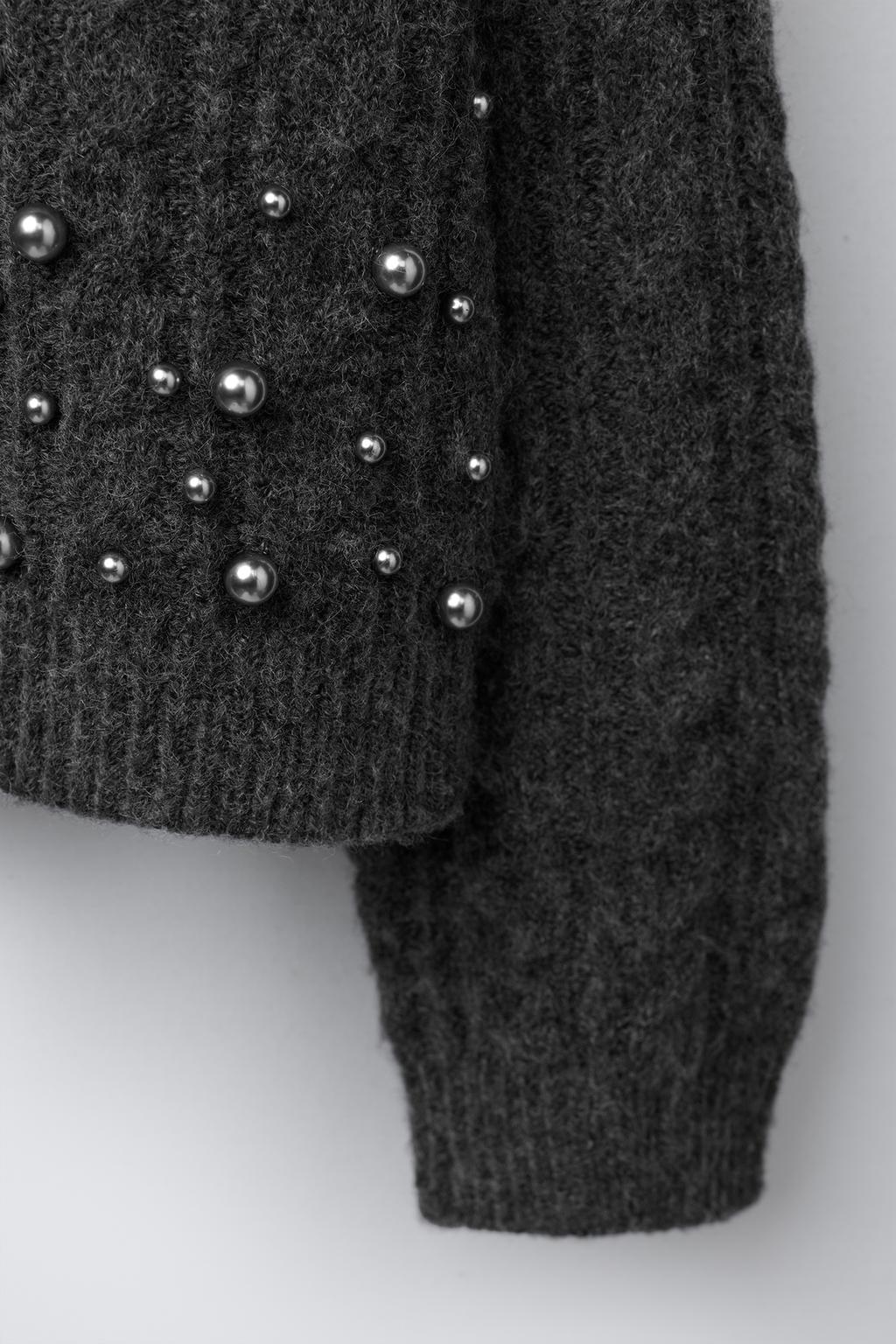 ВЯЗАНЫЙ КАРДИГАН С ЖЕМЧУГОМ И УЗОРОМ «КОСЫ»