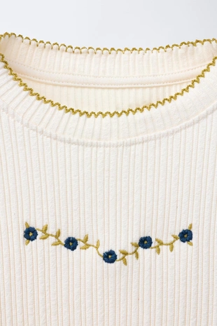 Футболка в рубчик с вышивкой