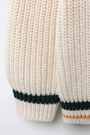 Вязаный джемпер в стиле преппи с нашивкой- Заказать в России