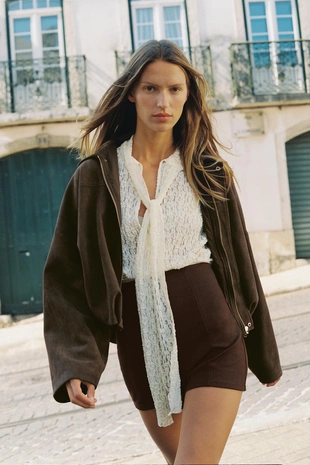 Комбинированный короткий комбинезон с завязкой- Заказать в России