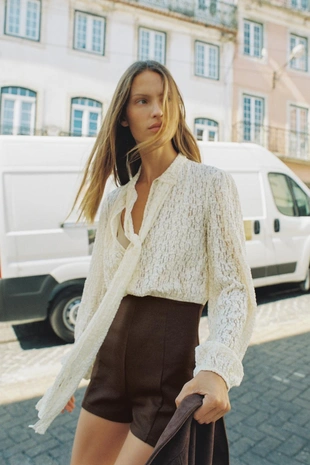 Комбинированный короткий комбинезон с завязкой- Заказать в России