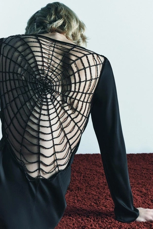 Атласное платье с паутиной на спине — LIMITED EDITION- Заказать в России