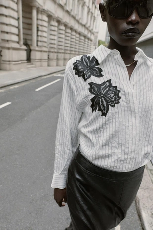 Рубашка в полоску с кружевным цветком- Заказать в России