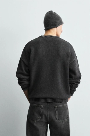 Свитер с эффектом потертости и вышивкой- Заказать в России