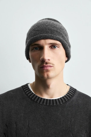 Свитер с эффектом потертости и вышивкой- Заказать в России