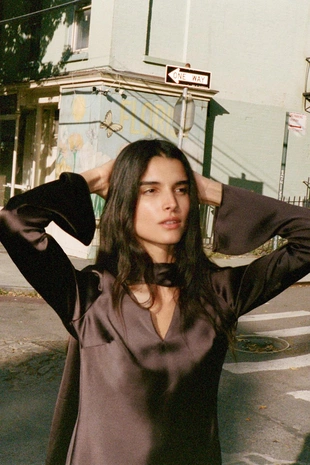 Атласное платье с шарфом- Заказать в России