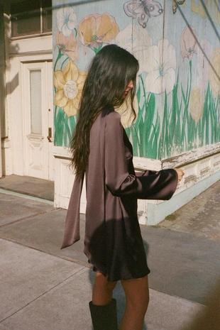 Атласное платье с шарфом- Заказать в России