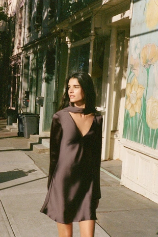 Атласное платье с шарфом- Заказать в России