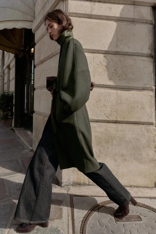 Пальто из шерсти с контрастным воротником и рукавами «шар»- Заказать в России