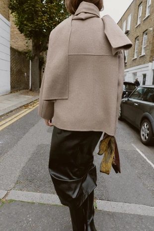 Короткое пальто из смесовой шерсти с шарфом- Заказать в России