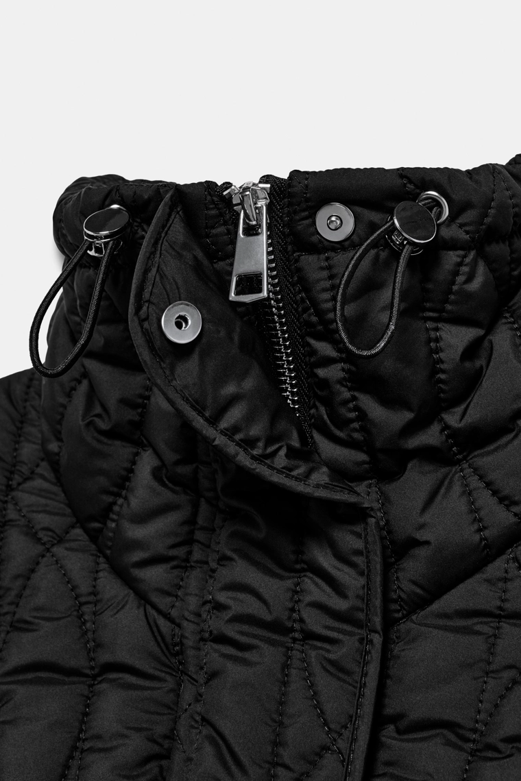 Стеганая куртка с высоким воротником