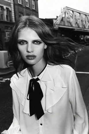 Блуза с воланами и контрастным бантом- Заказать в России