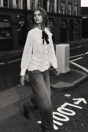 Блуза с воланами и контрастным бантом- Заказать в России