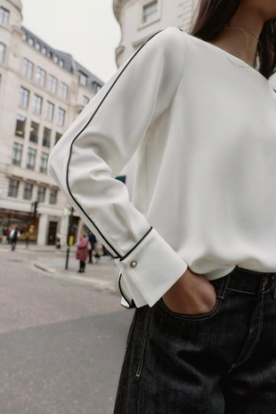 Блуза из крепа с контрастными деталями- Заказать в России