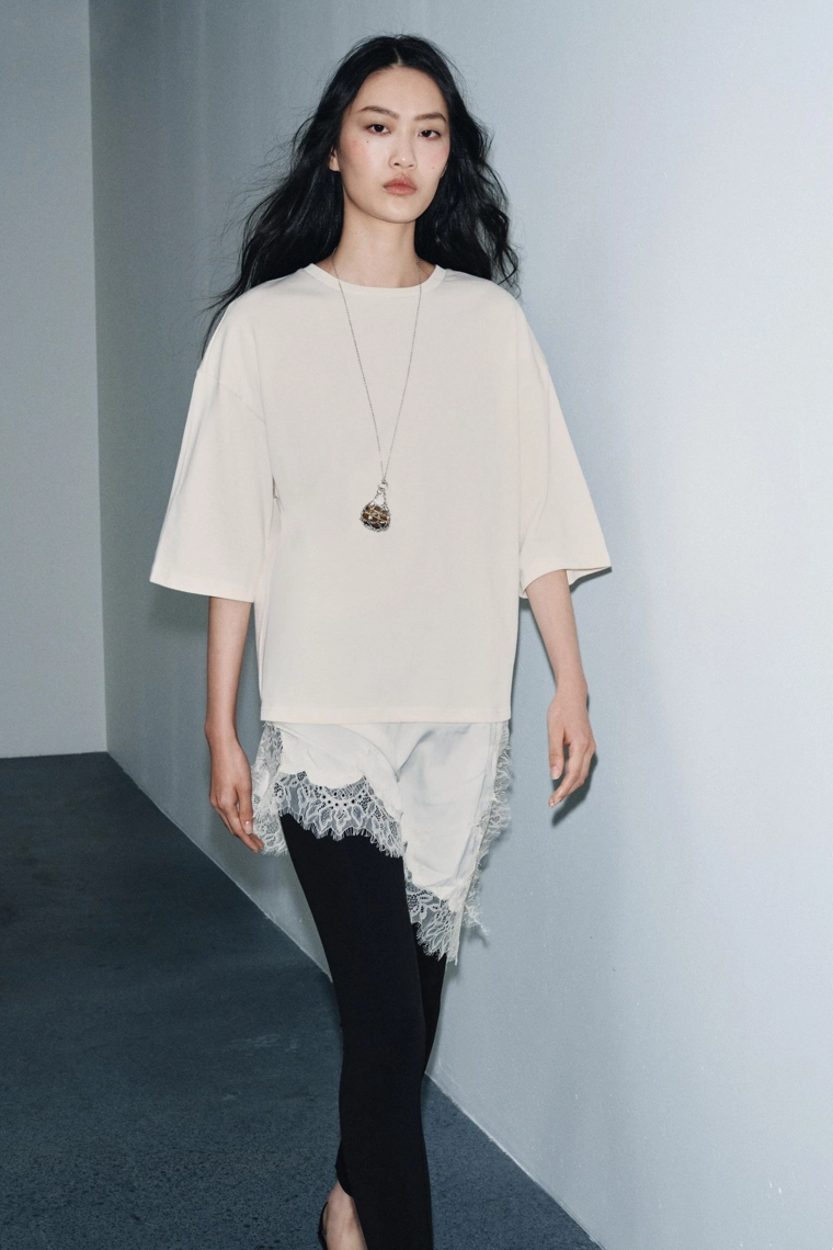 Футболка с кружевными вставками