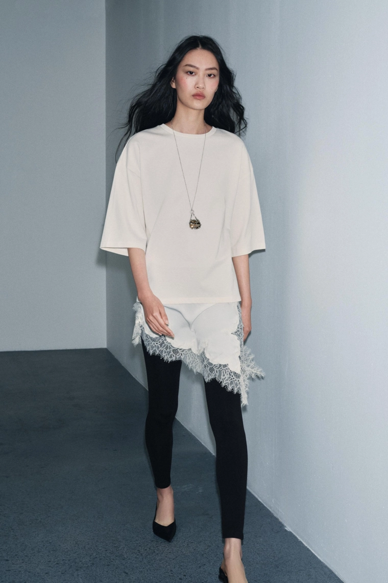 Футболка с кружевными вставками