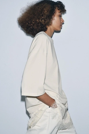 Комбинированная футболка с кружевом- Заказать в России