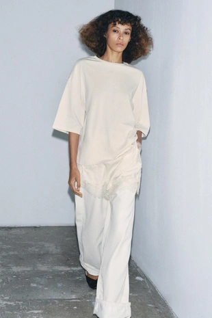 Комбинированная футболка с кружевом- Заказать в России