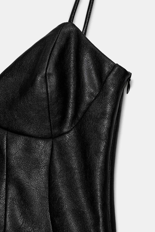 Короткое платье из искусственной кожи с воланами- Заказать в России