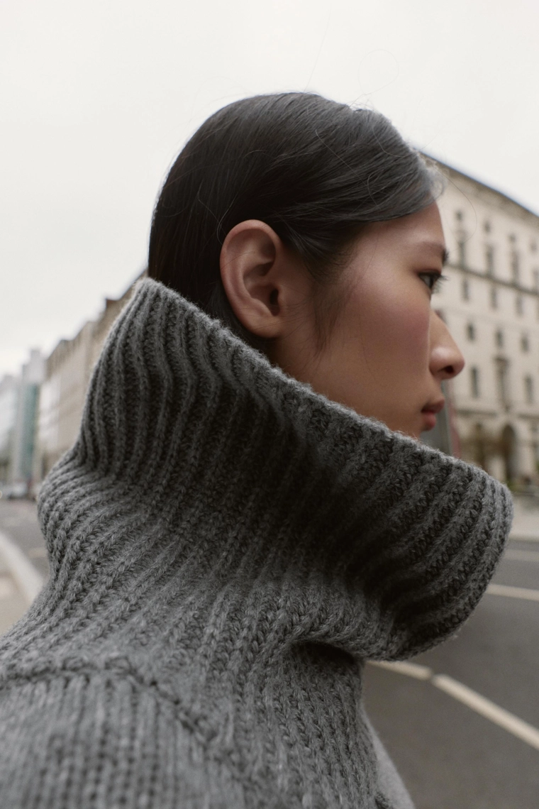 Свитер с высоким воротником и объемной вязкой