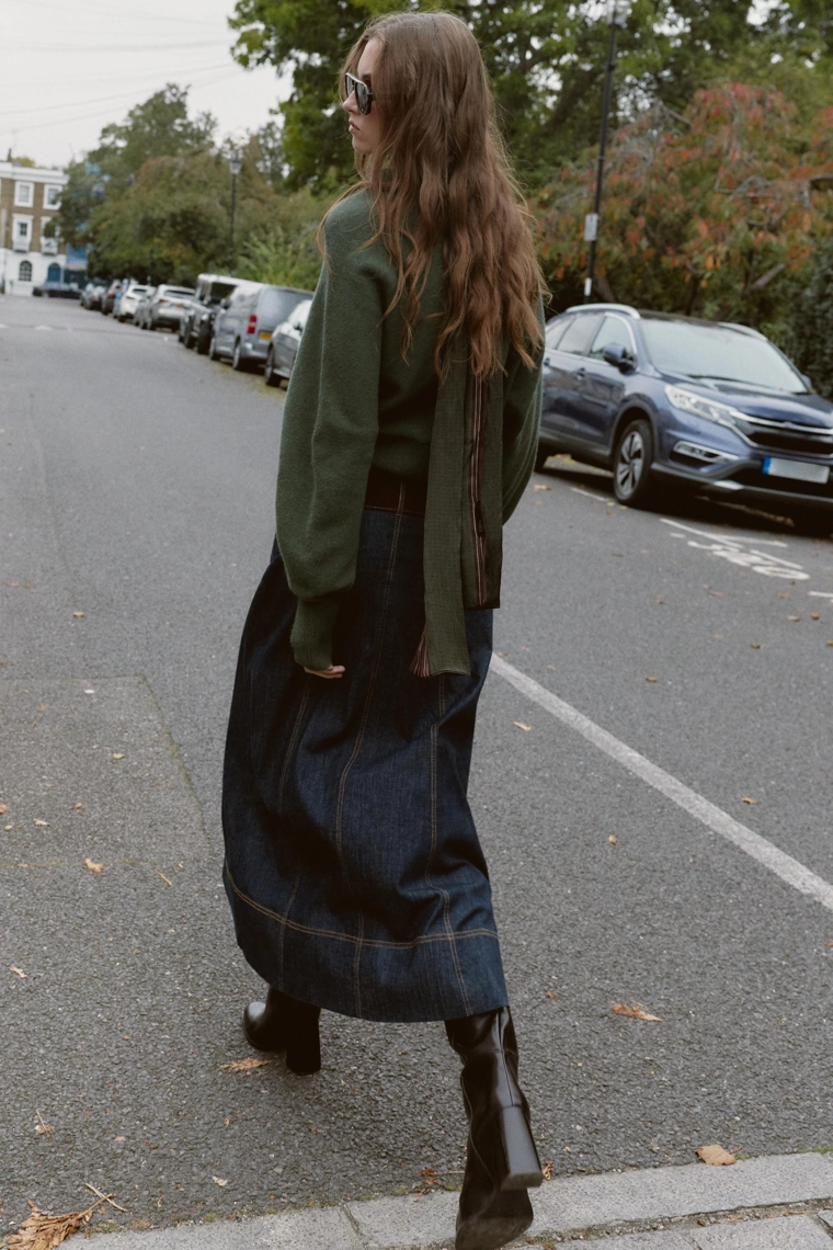 Джемпер с асимметричным вырезом и деталями на манжетах