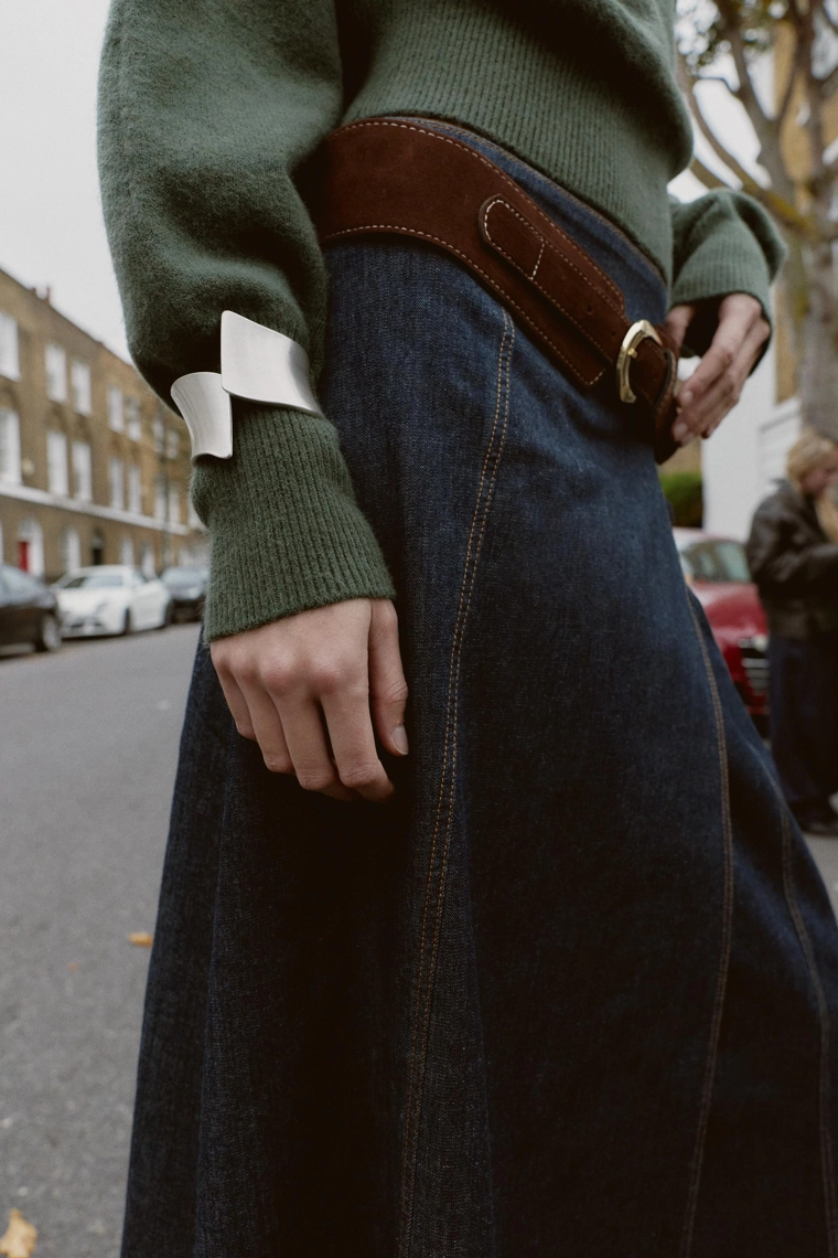 Джемпер с асимметричным вырезом и деталями на манжетах