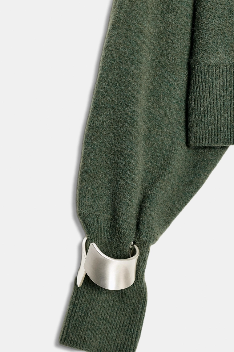 Джемпер с асимметричным вырезом и деталями на манжетах