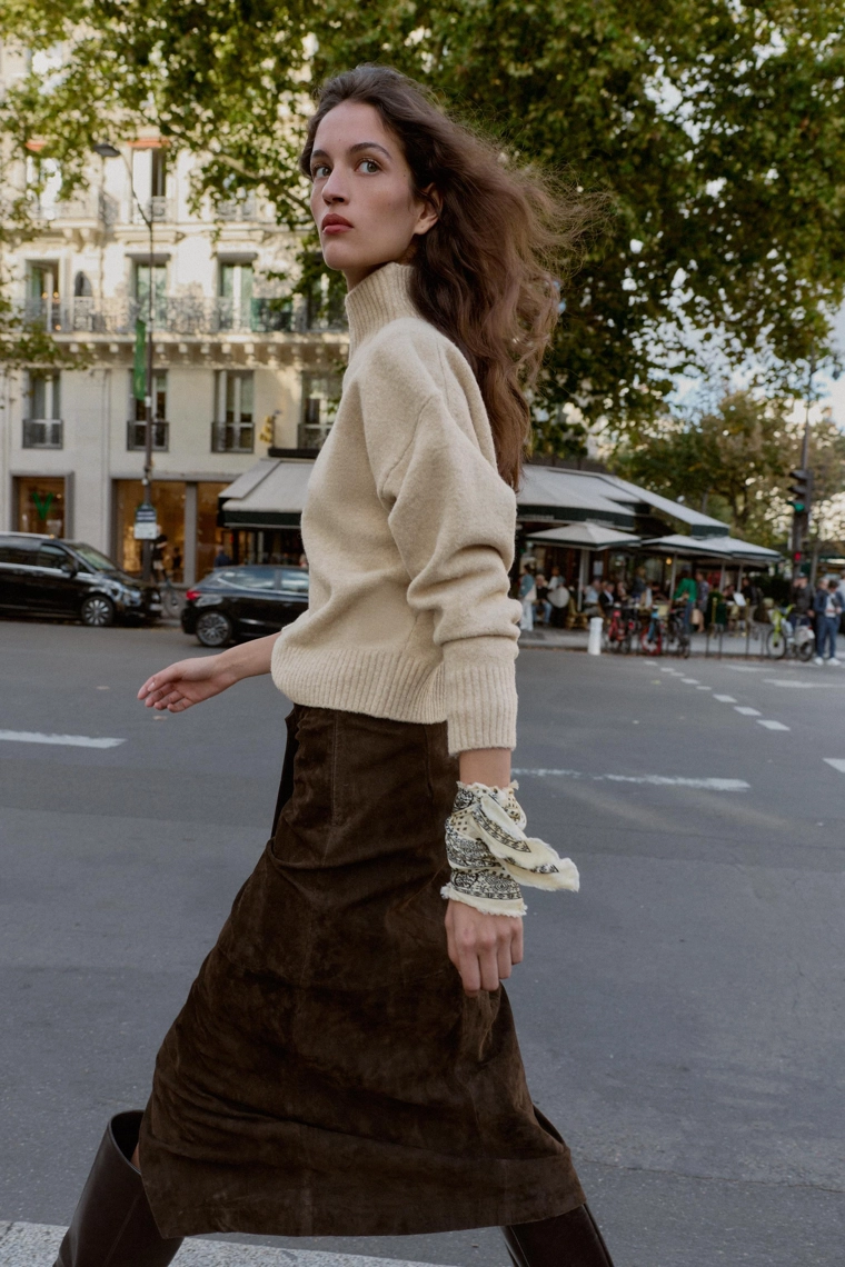 Джемпер с высоким воротником из мягкого вязаного полотна