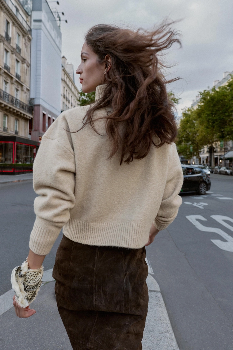 Джемпер с высоким воротником из мягкого вязаного полотна