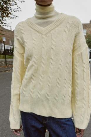 Мягкий вязаный джемпер с косами- Заказать в России